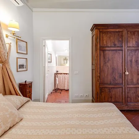 Pietre Dure Apartment Florence